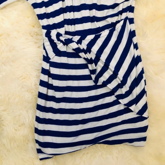 BEBE SEXXXXXY💕
Dress bebe
BEBE Striped Casual blue & white cold shoulder… - Picture 3 of 11